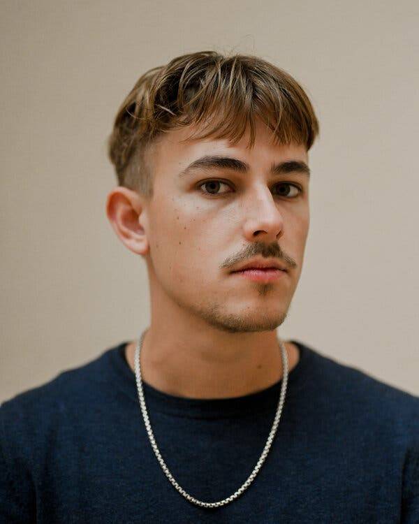 رواية بطابع كلاسيكي تُحوّل كاتباً شاباً إلى نجمٍ