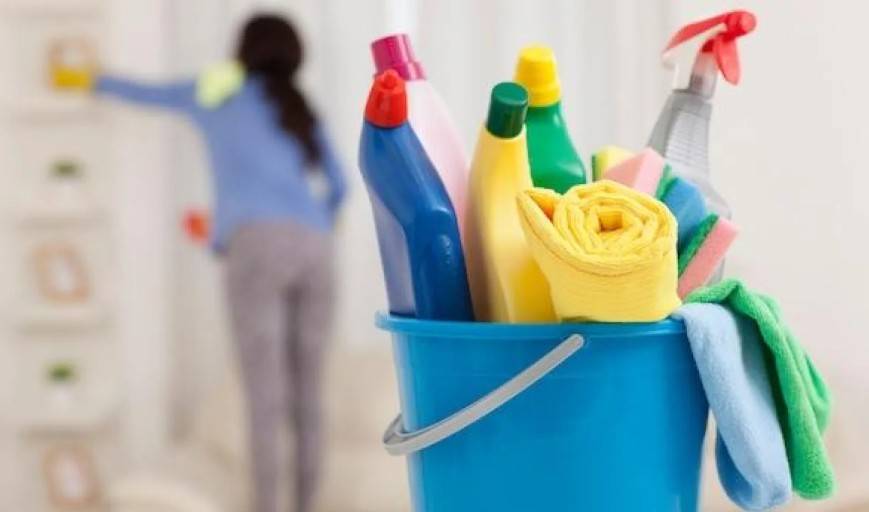 «المنظفات المنزلية»... خطر صامت يهدد حياة الأطفال في سن الخامسة أو أقل