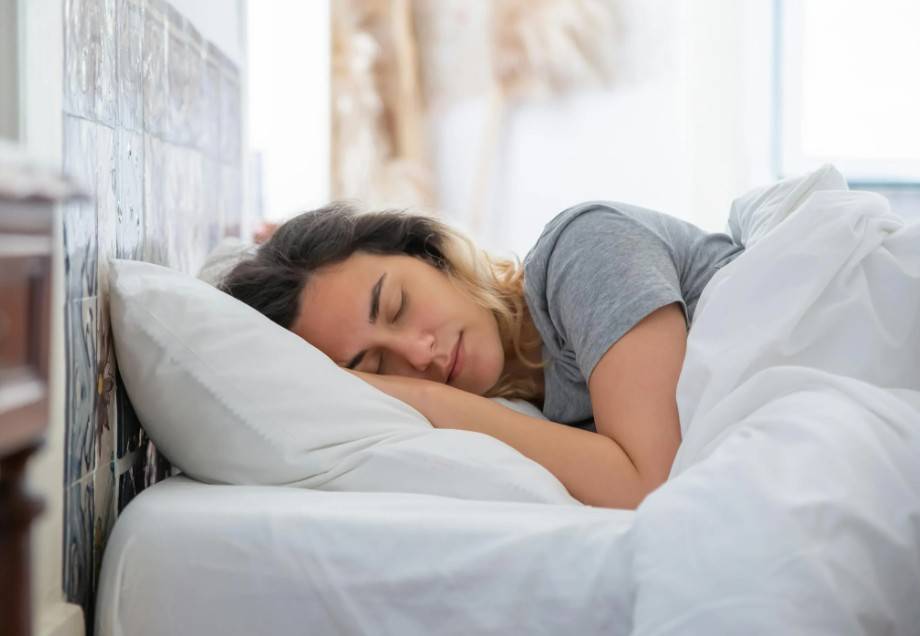 دراسة: النوم من دون وسادة قد يحمل فوائد صحية غير متوقعة