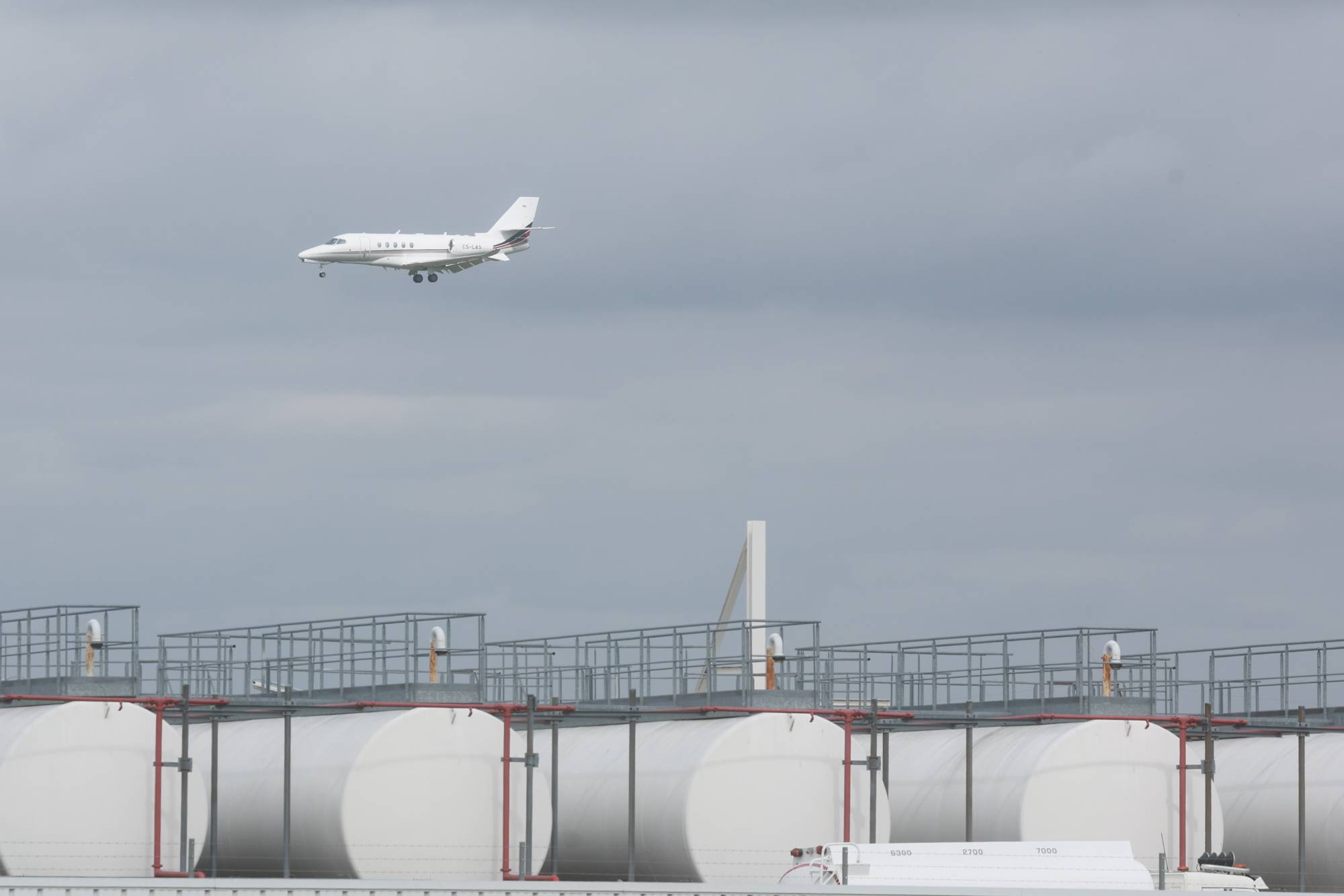 وكالة الطاقة الدولية تحذّر: أوروبا تملك وقود طائرات لـ6 أسابيع فقط