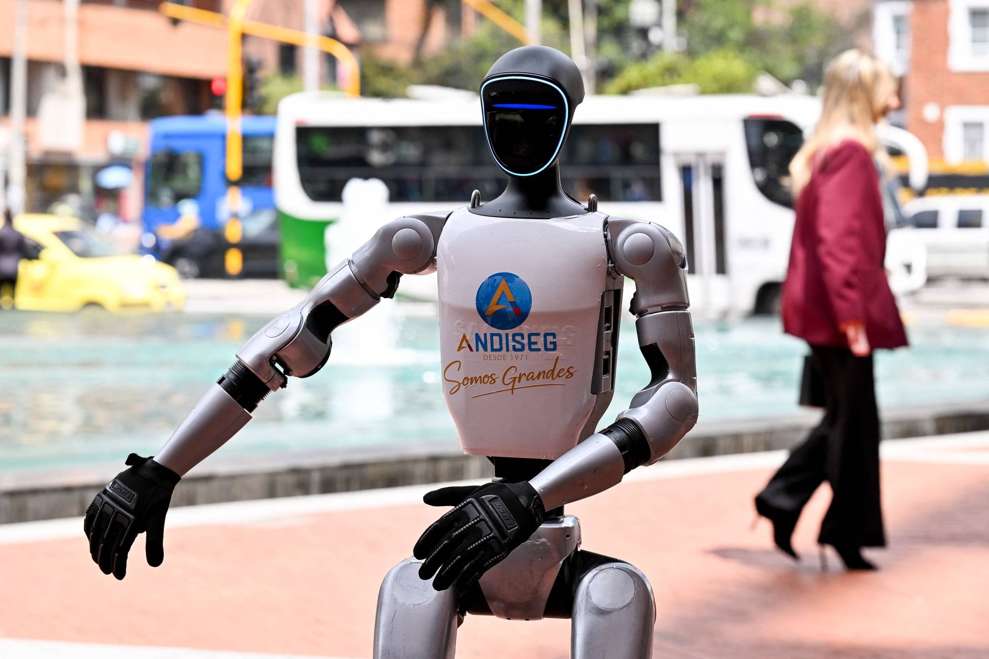 فيديو: روبوت يرتدي «رولكس» يطارد الخنازير البرية... ويخطف أضواء وارسو