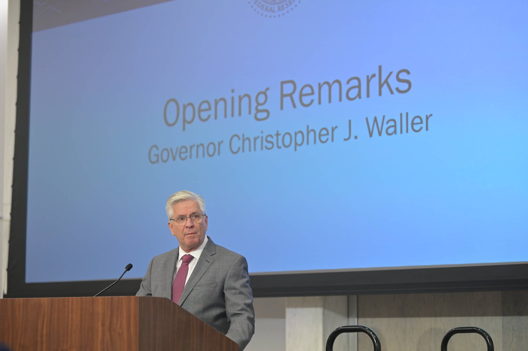 حرب إيران ورسوم ترمب تُجمدان طموحات «أكبر مؤيدي» خفض الفائدة الأميركية