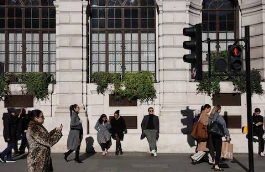 الحرب تهبط بمعنويات المستهلكين في بريطانيا لأدنى مستوياتها منذ 2023