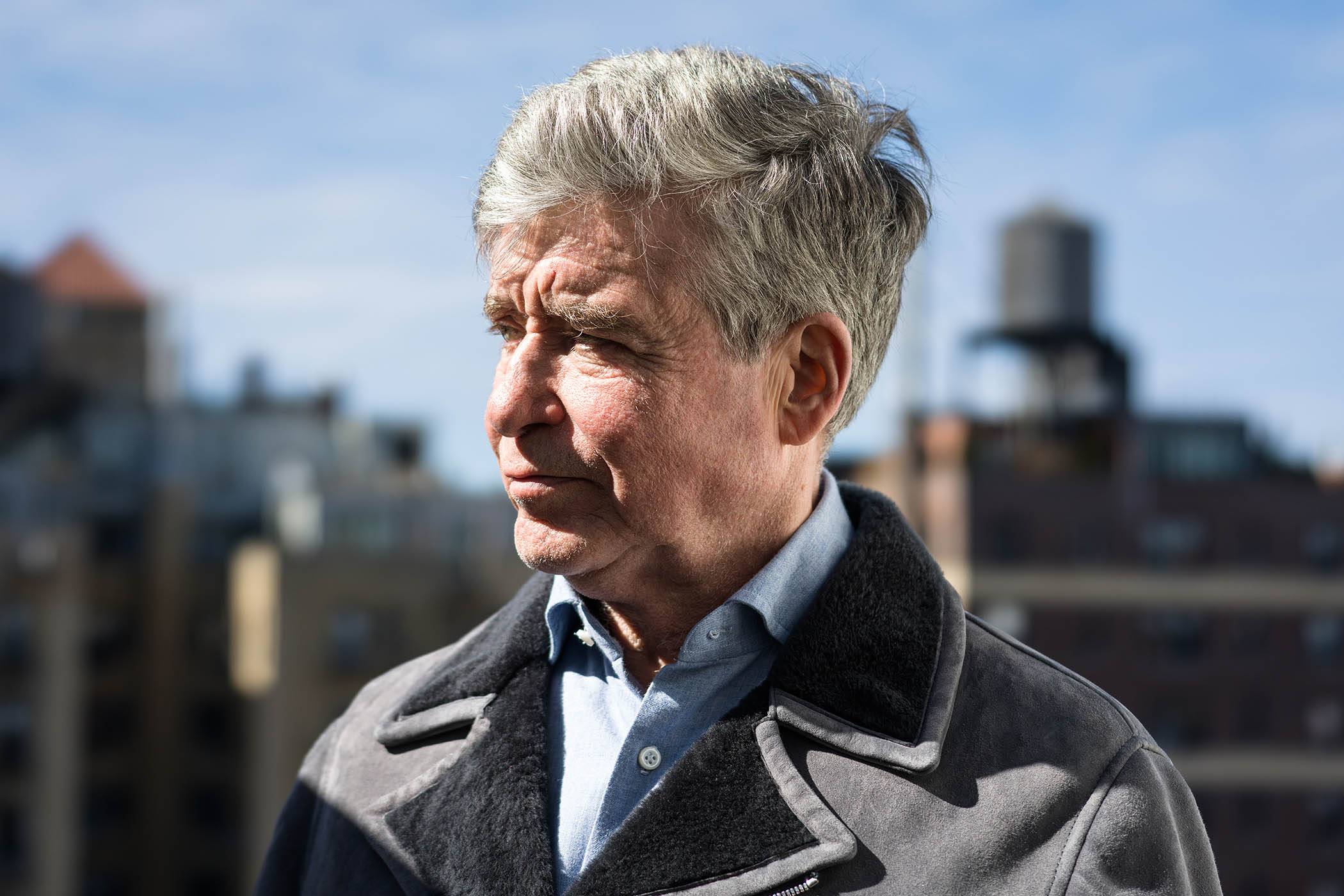 روائي شهير يعود إلى شخصيته البديلة