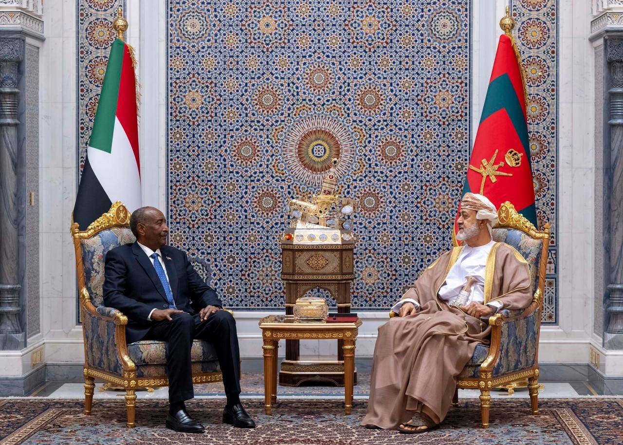 سلطان عُمان والبرهان يبحثان تطورات الأوضاع في السودان