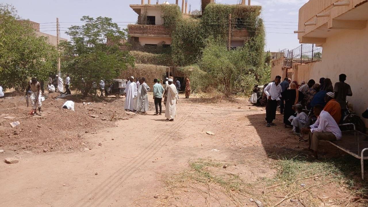 إعادة دفن جثامين قتلى الحرب تنكأ جراح السودانيين