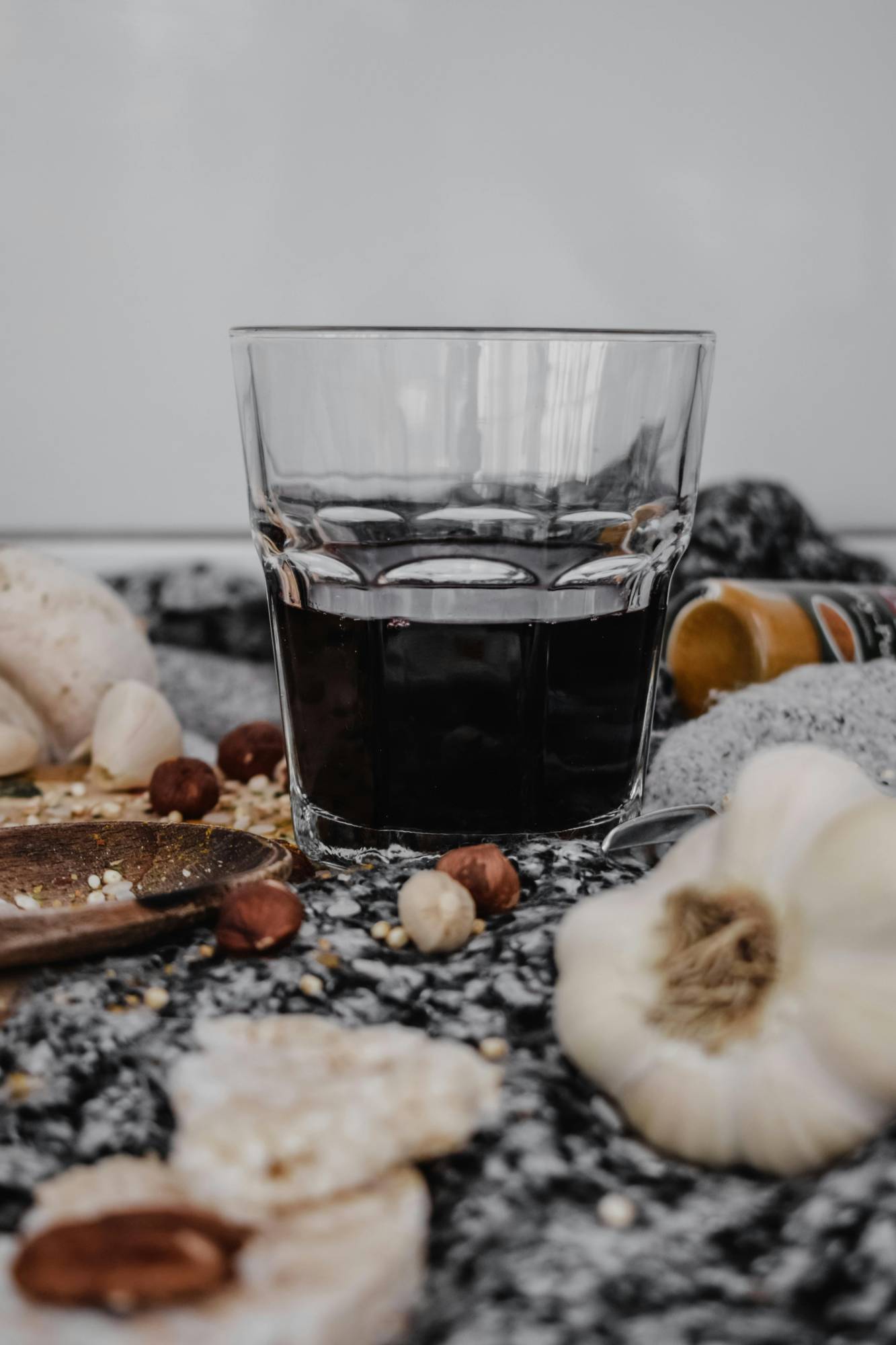 الثوم والكركديه: هل الجمع بينهما يعزز خفض ضغط الدم؟