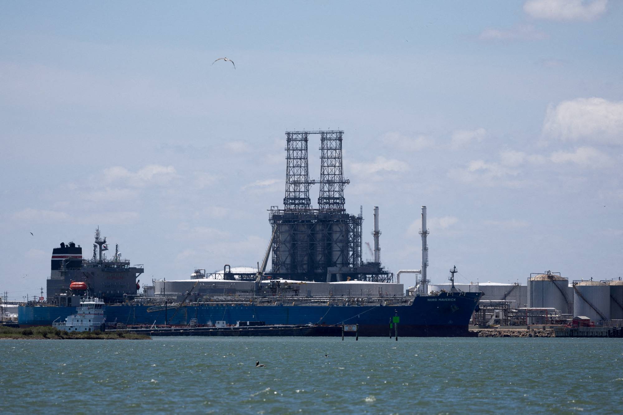 ارتفاع حاد في أسعار النفط يتجاوز 3% بعد هجوم إيراني على قاعدة أمريكية