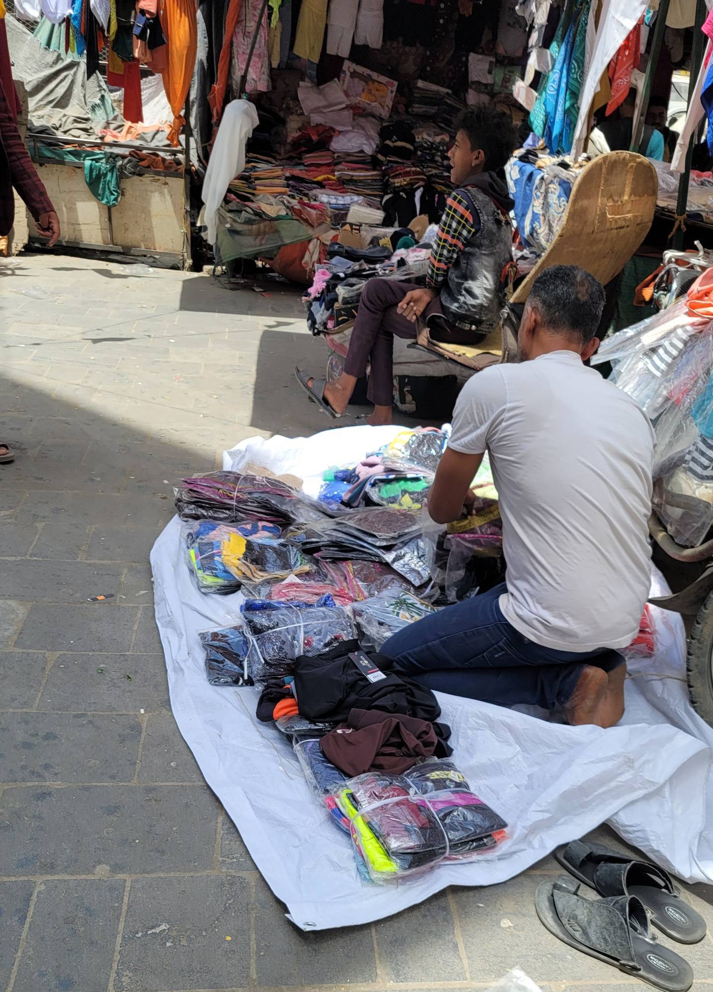 الباعة الجوالون في اليمن يوفرون ملابس رخيصة للمستهلكين (الشرق الأوسط)
