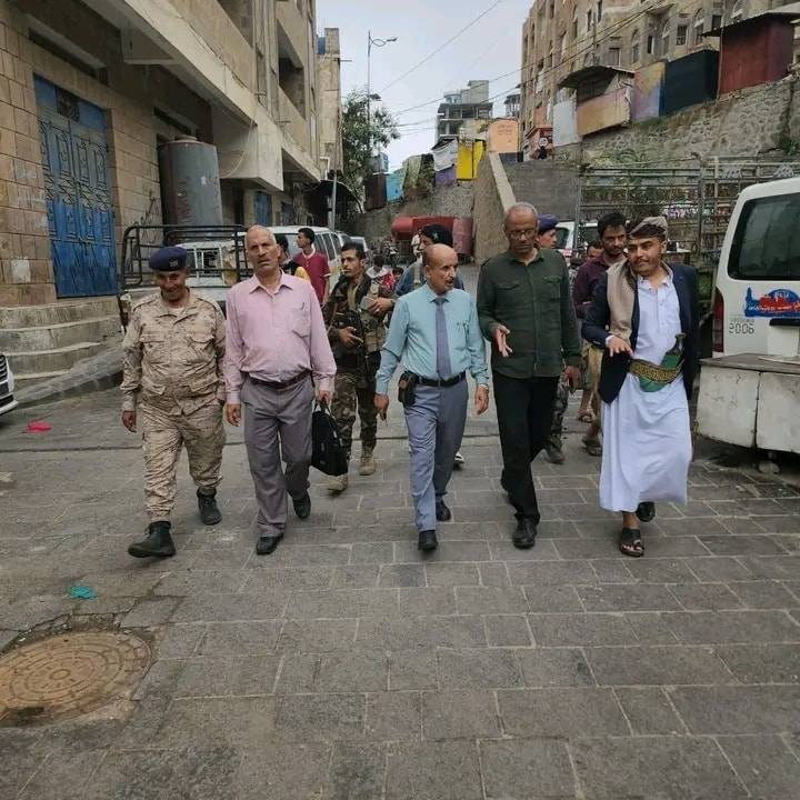 مسؤولون محليون في تعز خلال جولة لتفقد إجراءات الرقابة على الأسعار (إعلام حكومي)