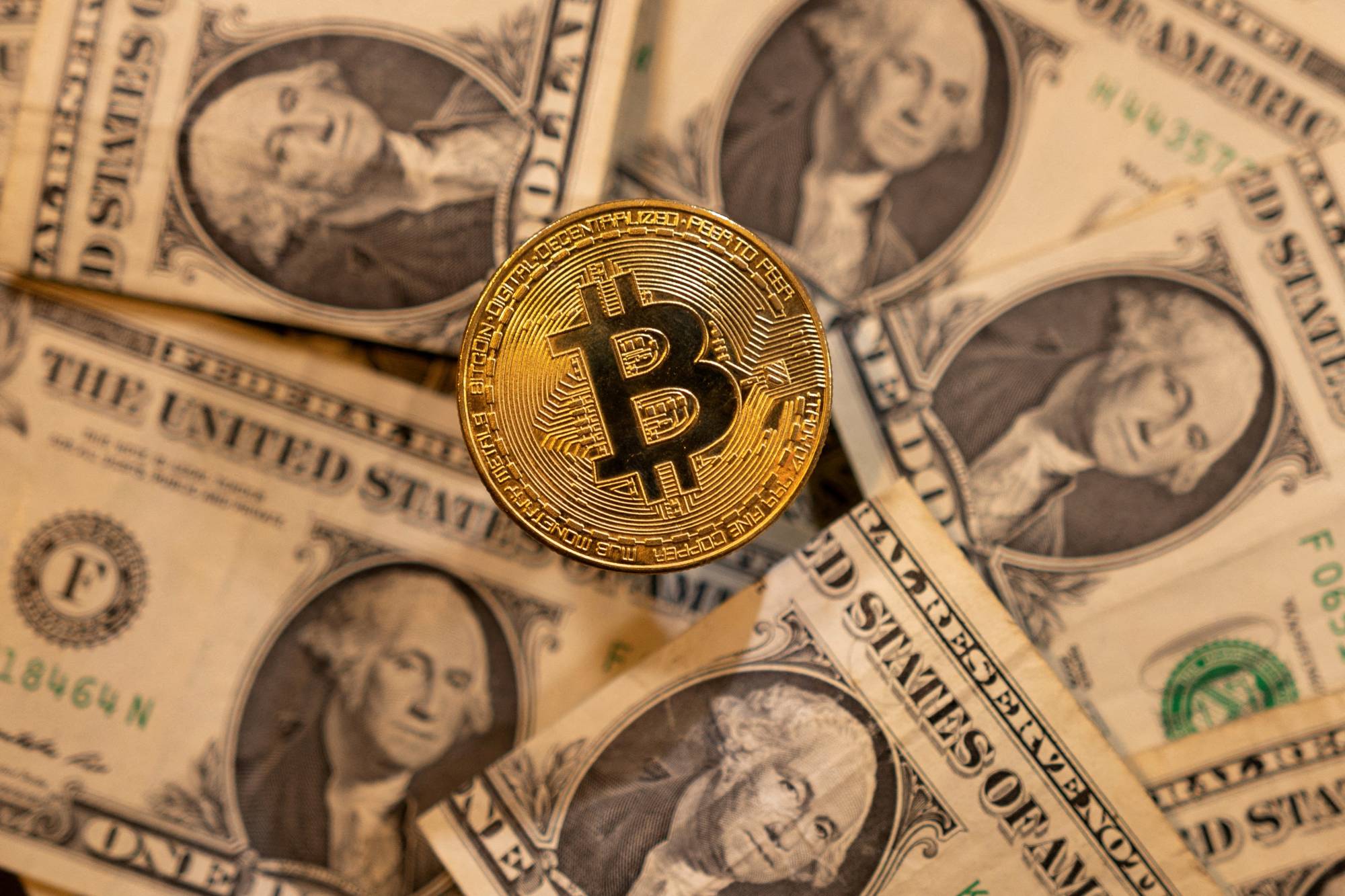 الدولار الأميركي يحلق قرب ذروة شهرين بفعل توقعات رفع الفائدة