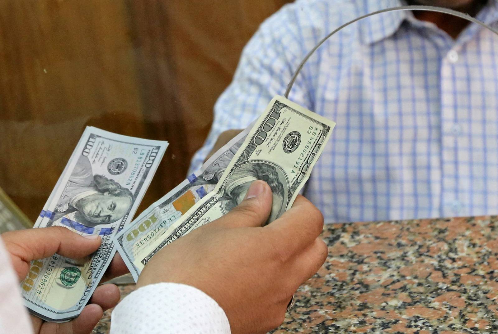 انخفاض الدولار يبشّر بتعافٍ اقتصادي في مصر بعد اتفاق وقف الحرب
