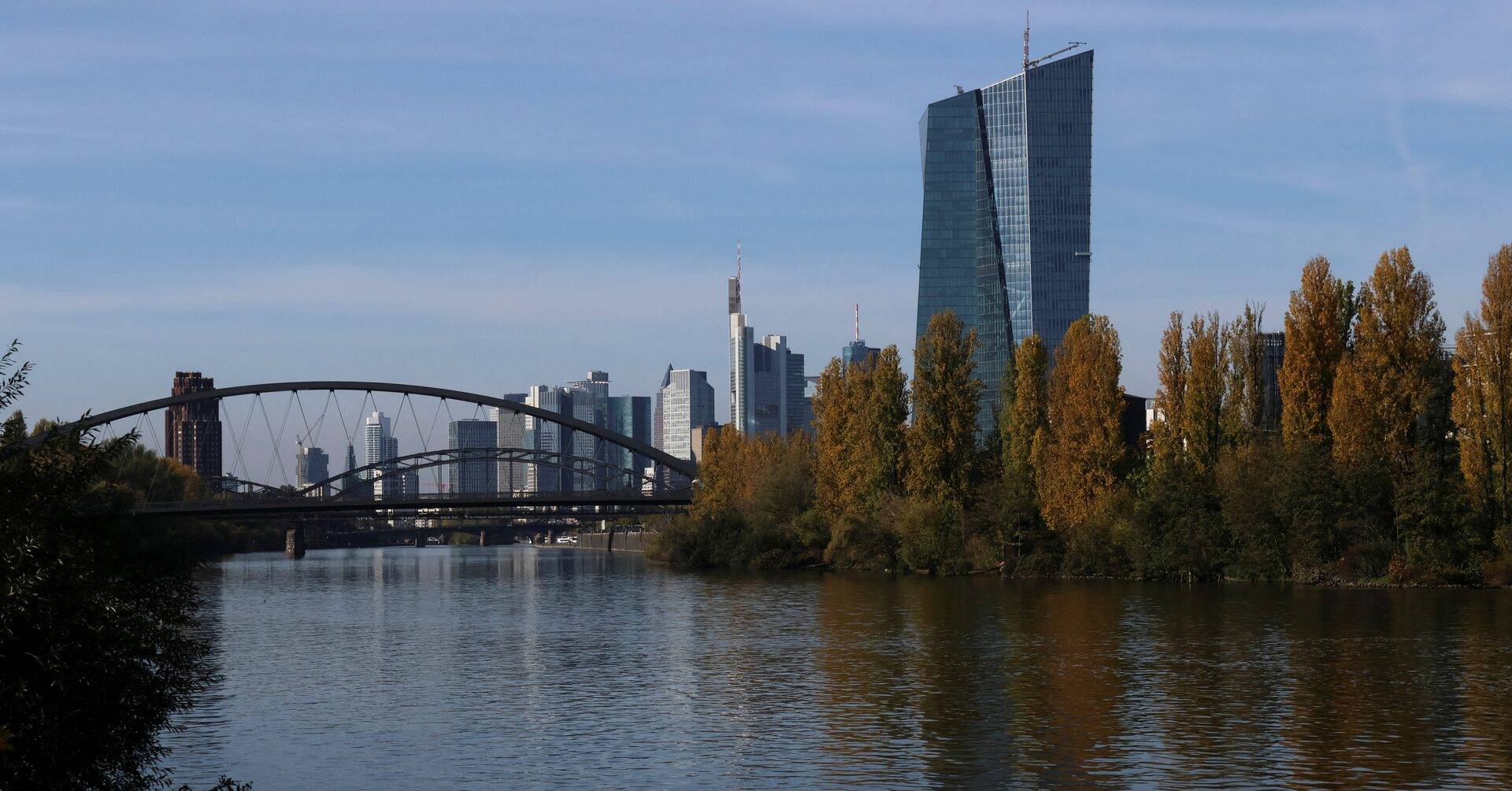 تباطؤ نمو الأجور في منطقة اليورو يخفف ضغوط التضخم ويرجئ رفع الفائدة