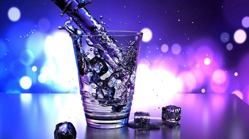 تحذيرات من شرب الماء المثلج: 5 أضرار صحية محتملة