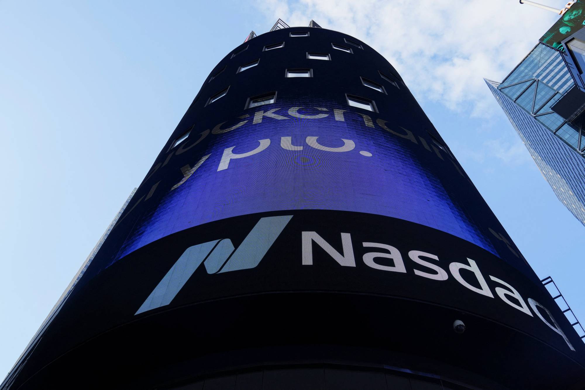تصاعد مخاوف رفع الفائدة يهوي بعقود ناسداك التكنولوجية أكثر من 2%