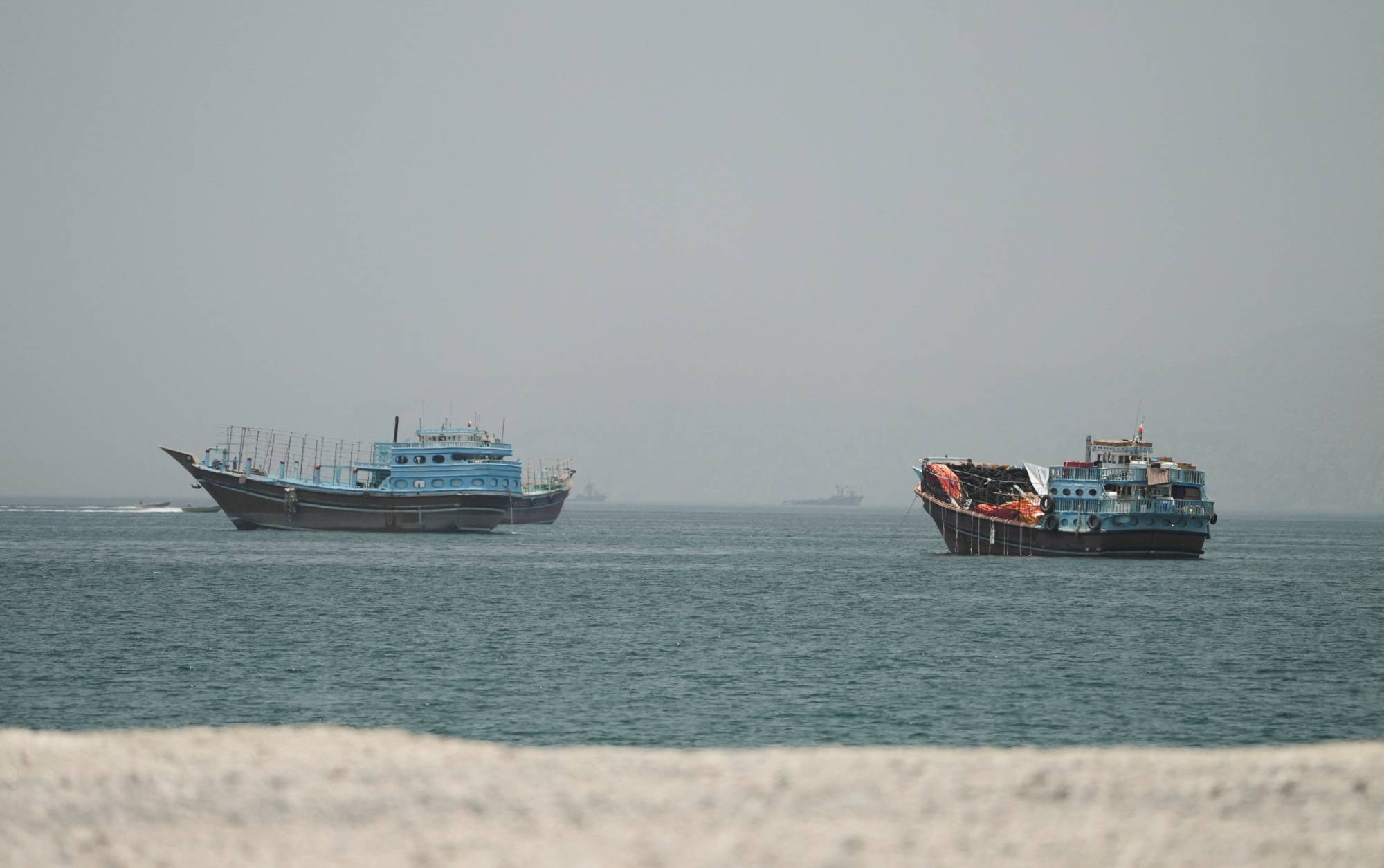 النفط يهوي 2% مع استئناف تدفق الناقلات عبر مضيق هرمز