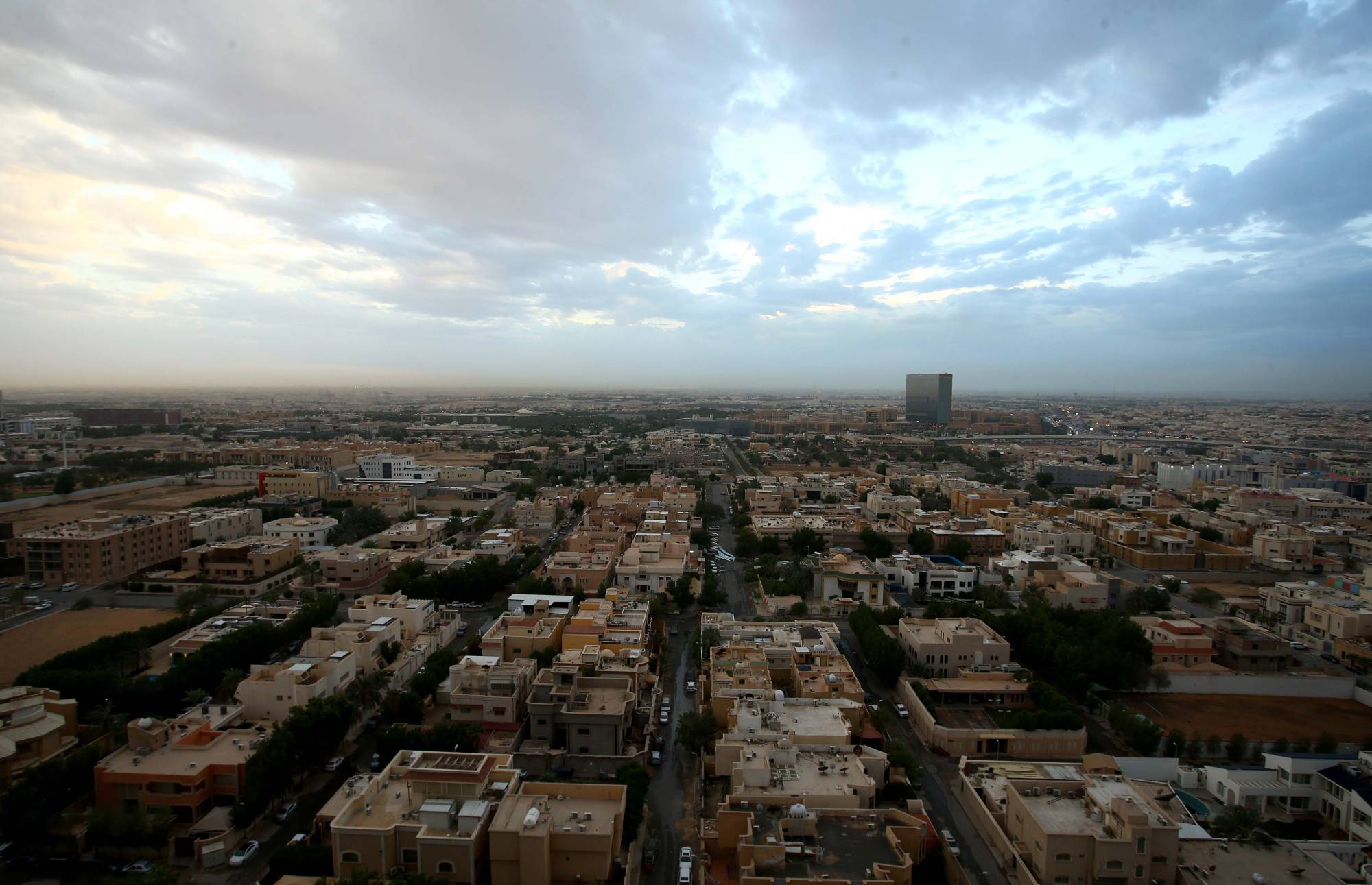 السوق العقارية السعودية تمر بمرحلة إعادة توازن مع ترقب لتحسن انتقائي في النصف الثاني