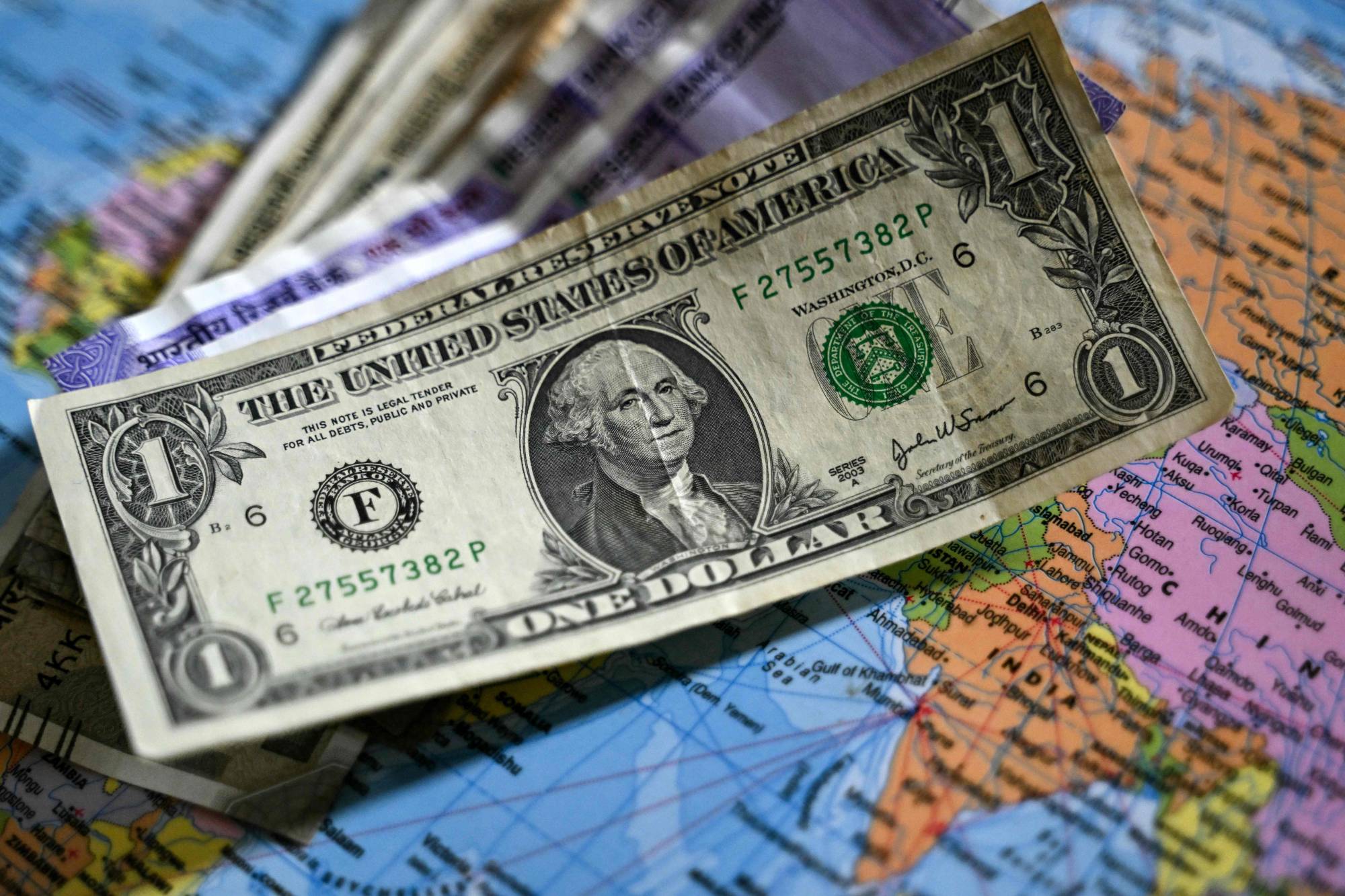 الدولار يهبط وسط تراجع توقعات رفع الفائدة والين يترقب التدخل الياباني