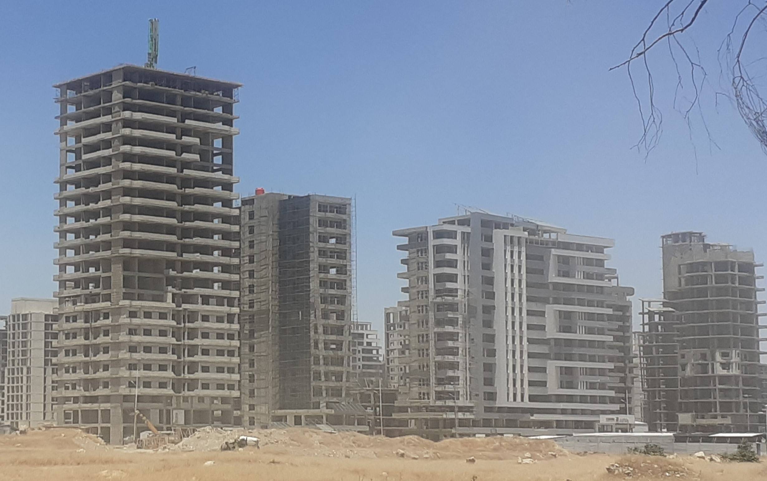 مبانٍ حديثة أُعيد العمل فيها ضمن مجمعات خاصة على تخوم العاصمة السورية دمشق (الشرق الأوسط)