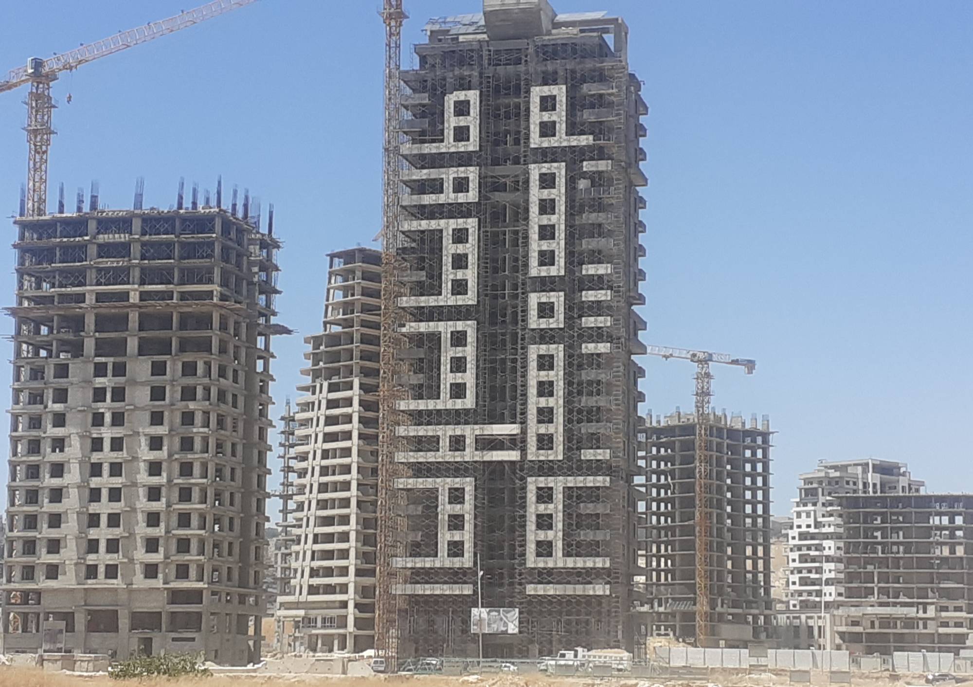 مبانٍ شاهقة وشقق فاخرة بانتظار سكان متمكنين اقتصادياً (الشرق الأوسط)