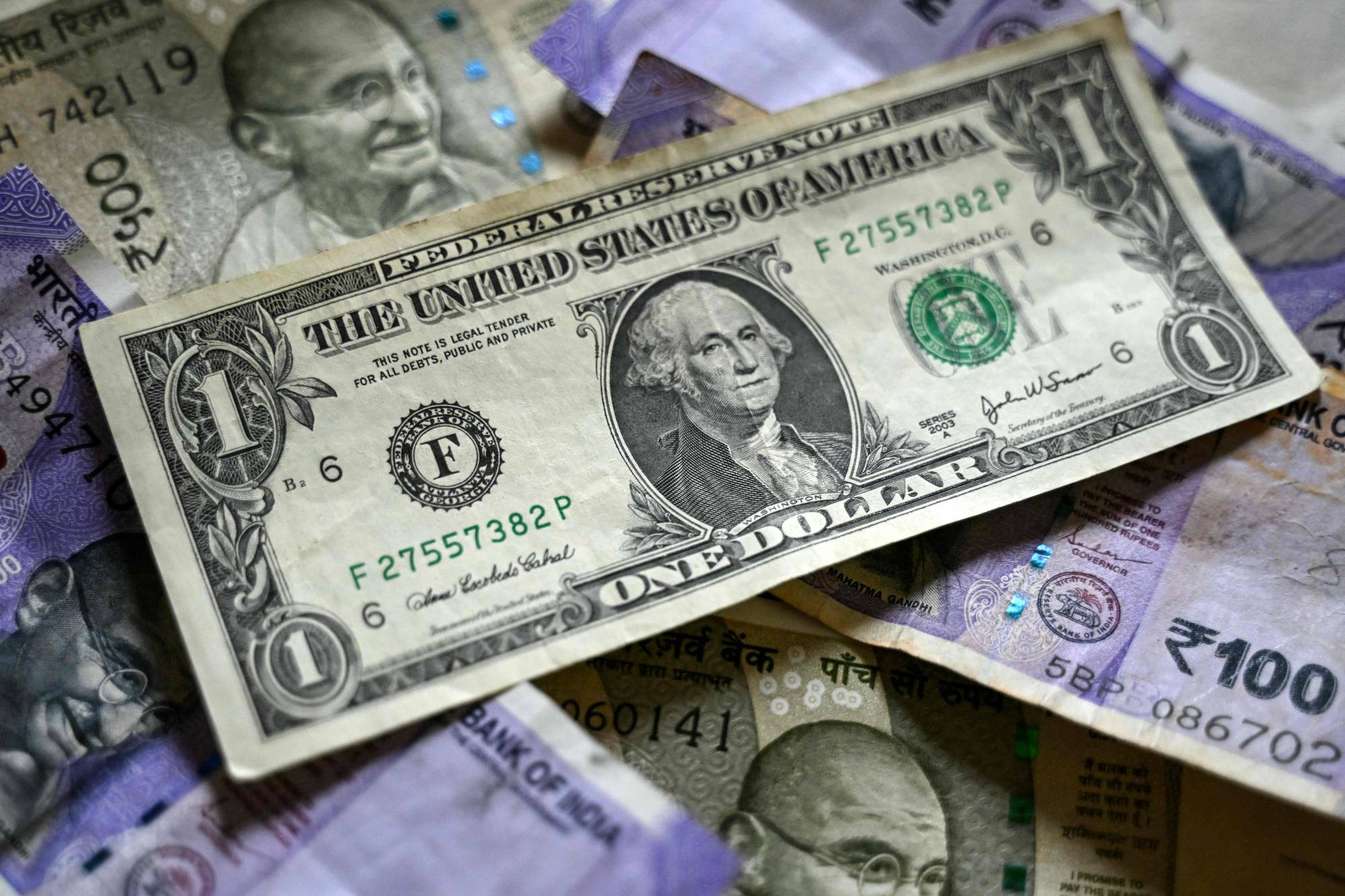 الدولار يصعد لأعلى مستوياته في أسبوع مع تجدد الضربات الأمريكية ويقفز النيوزيلندي بعد رفع الفائدة