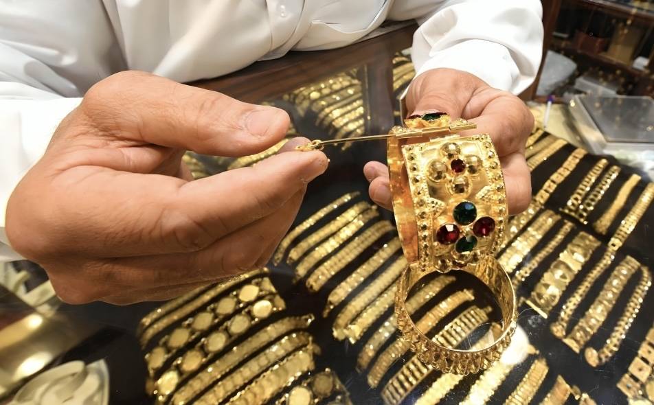 الذهب بين التقلبات والاستثمار: هل حان وقت الشراء أم التريث؟