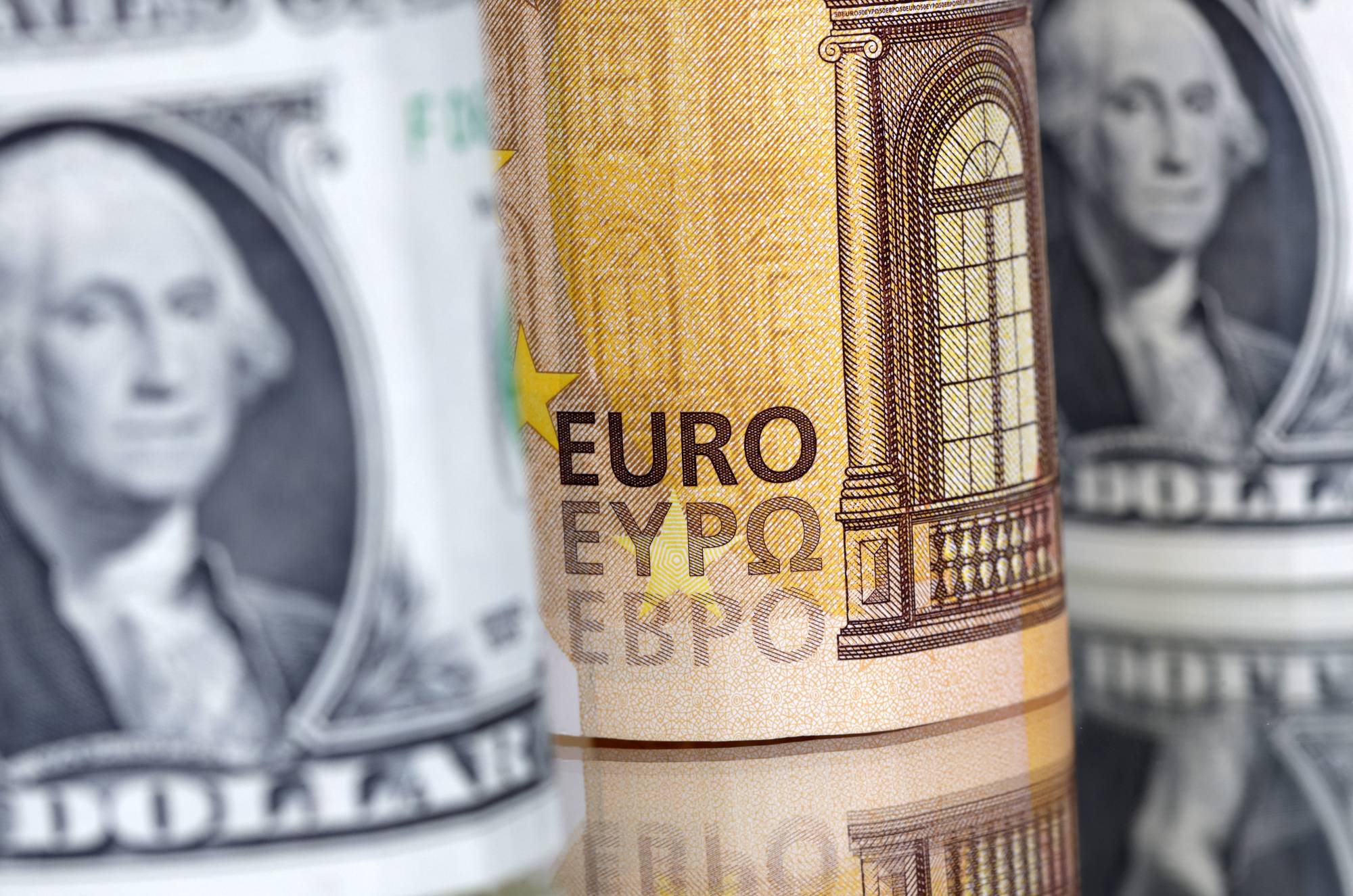 استقرار الدولار قرب أعلى مستوى في أسبوع مع ترقب تطورات الشرق الأوسط