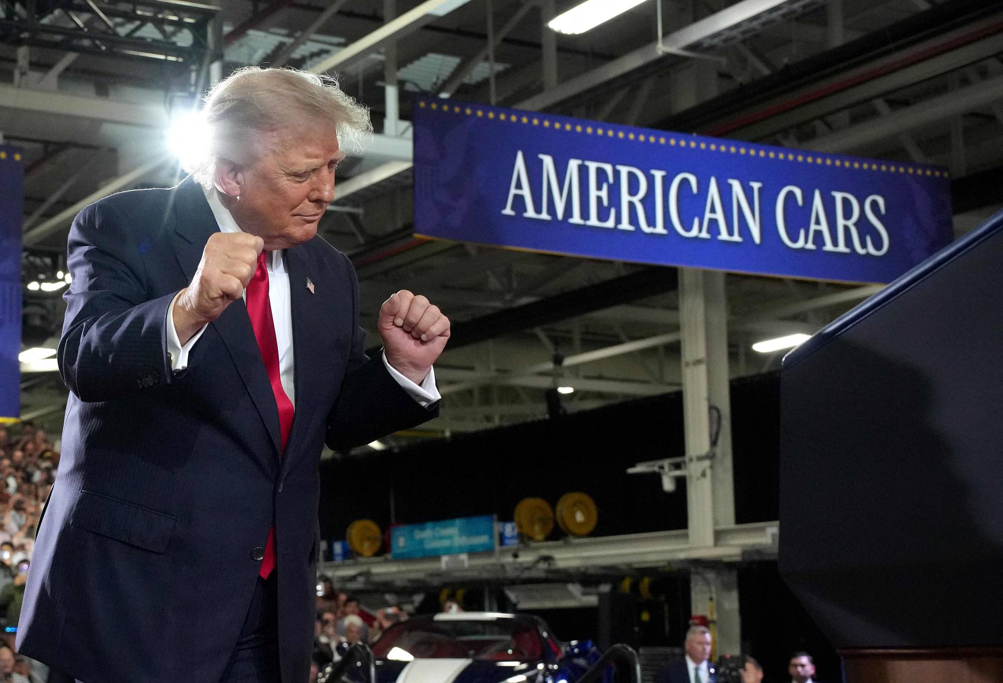 ترمب يدافع عن الرسوم الجمركية ويؤكد أنها أنعشت صناعة السيارات الأميركية