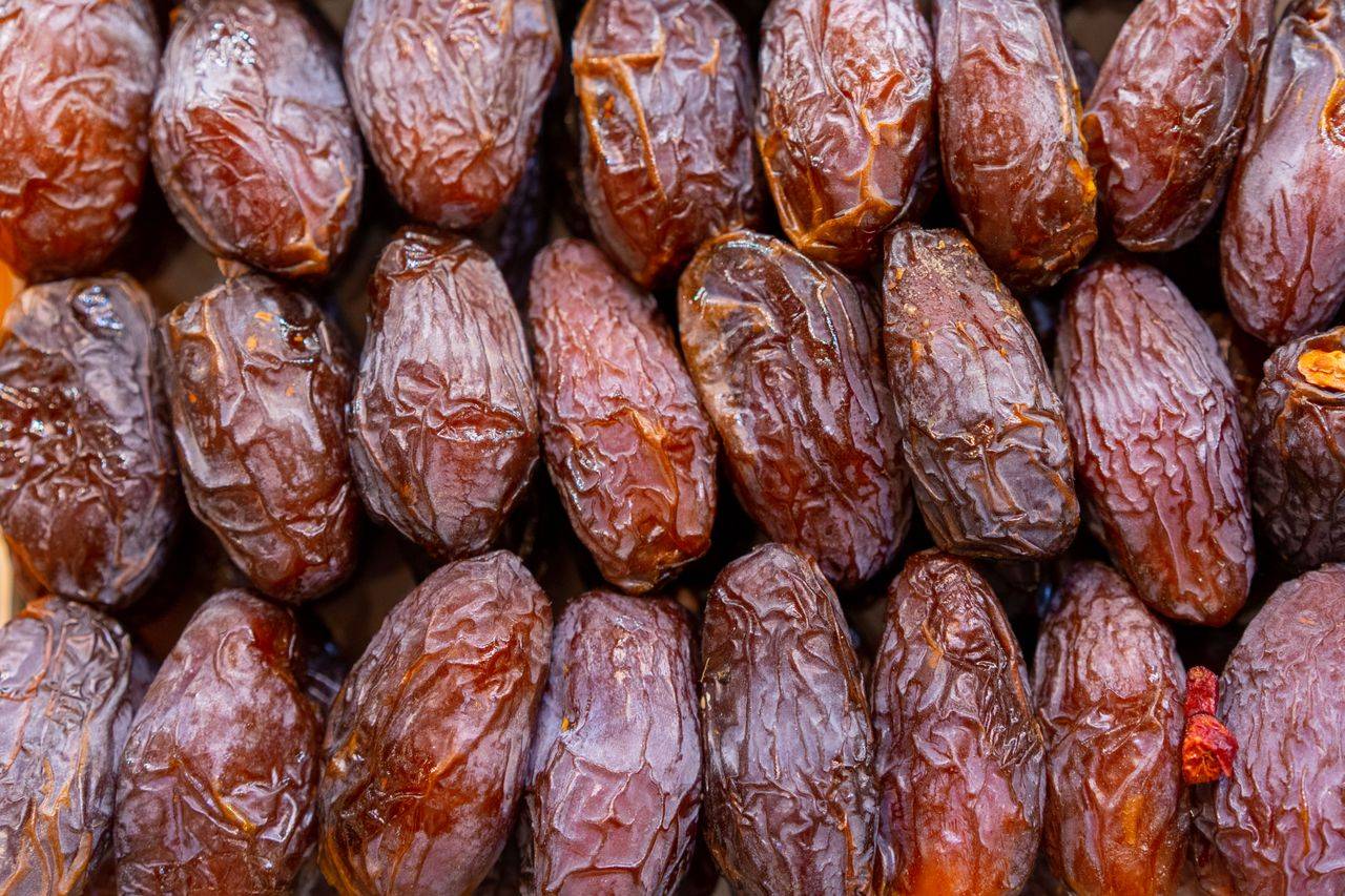 للطاقة والهضم والتمرين... هل تأكل التمر في الوقت المناسب؟