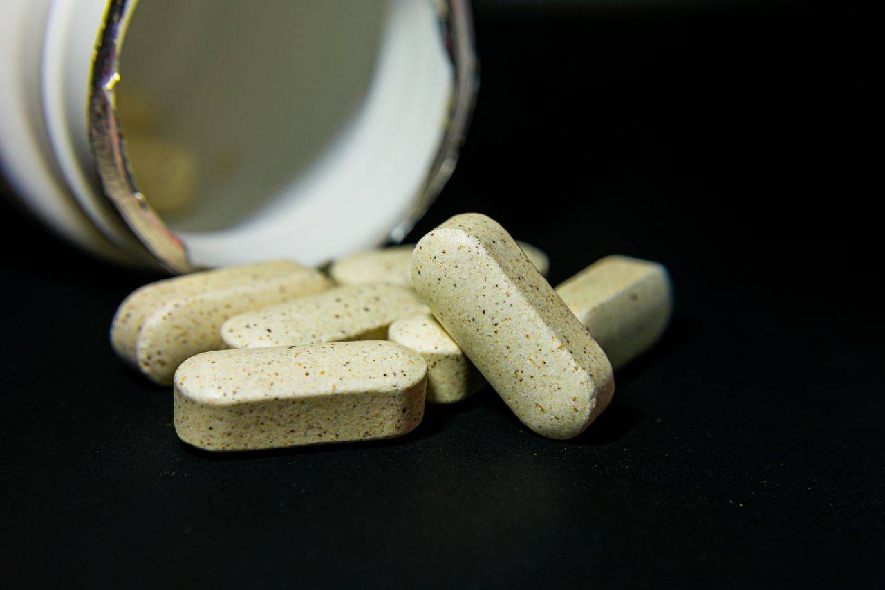 تتناول مكملات الحديد ولا تتحسن؟ 7 أسباب قد تفسّر استمرار النقص