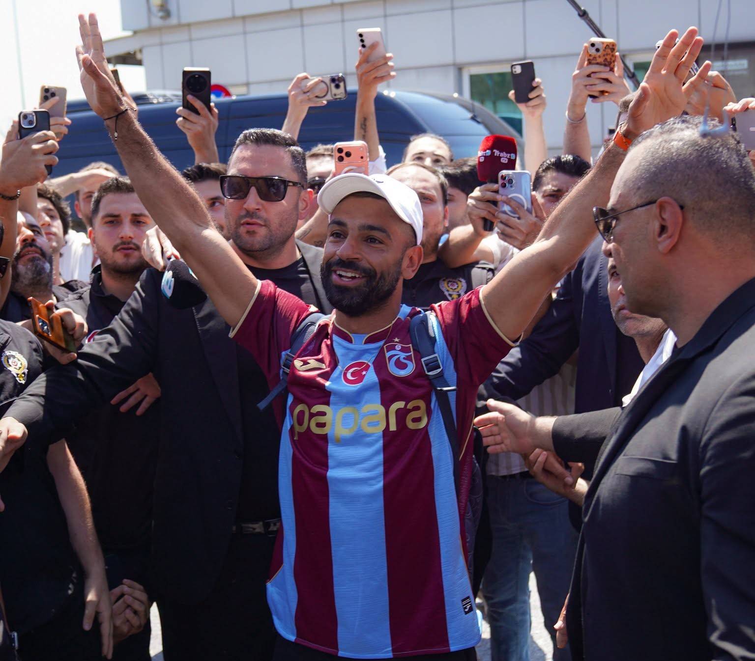 زخم «سوشيالي» مصري حول انتقال محمد صلاح لطرابزون التركي