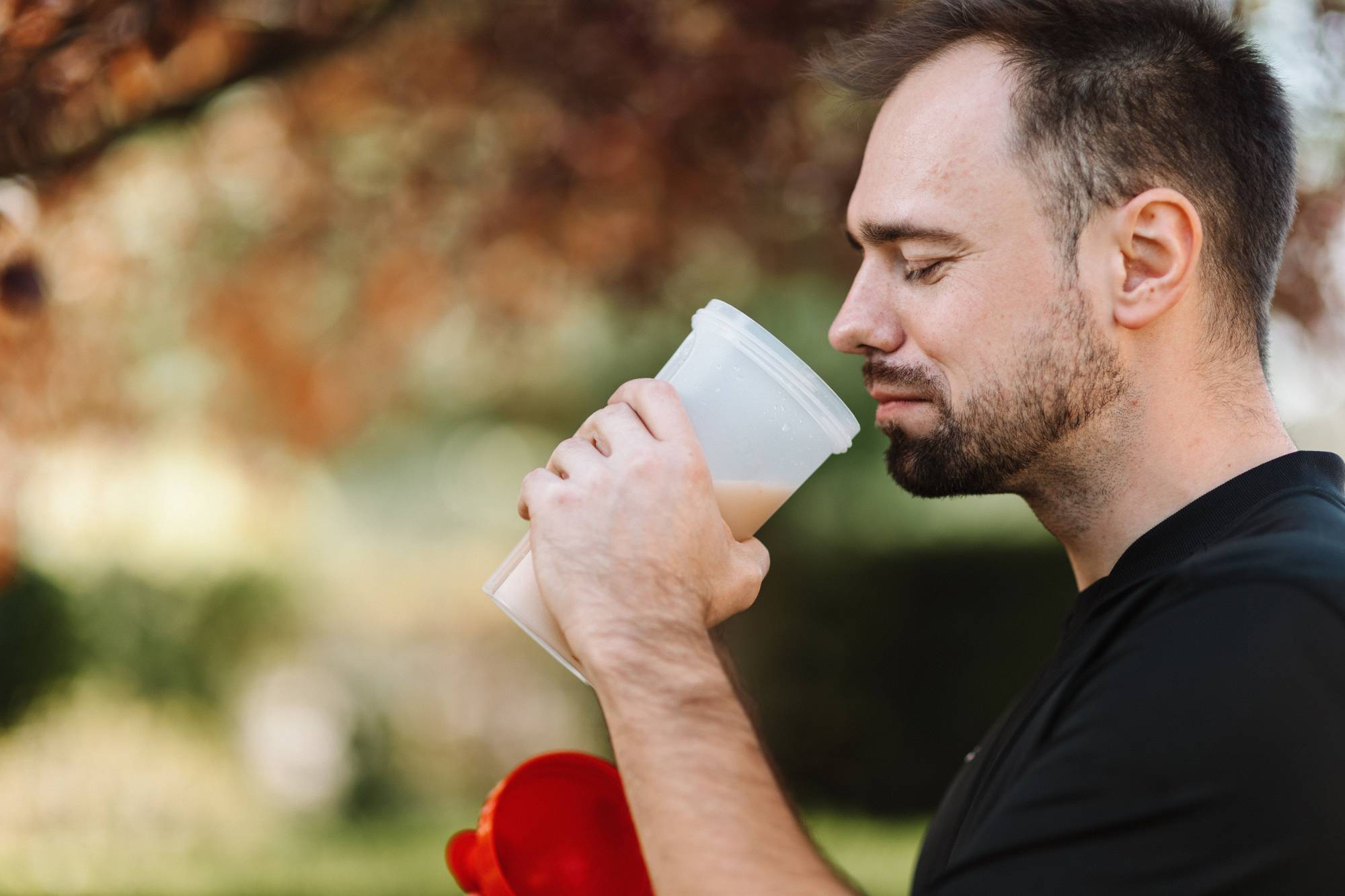 هل يُفضَّل شرب مخفوق البروتين قبل التمرين أم بعده؟