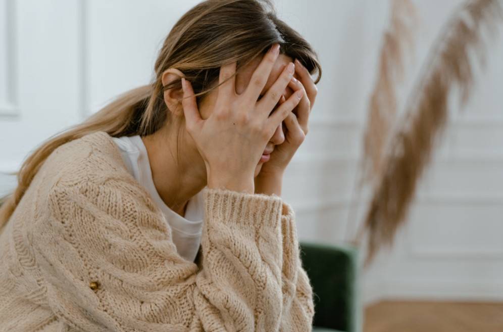 10 أعراض جسدية للقلق يظنها البعض لأمراض أخرى