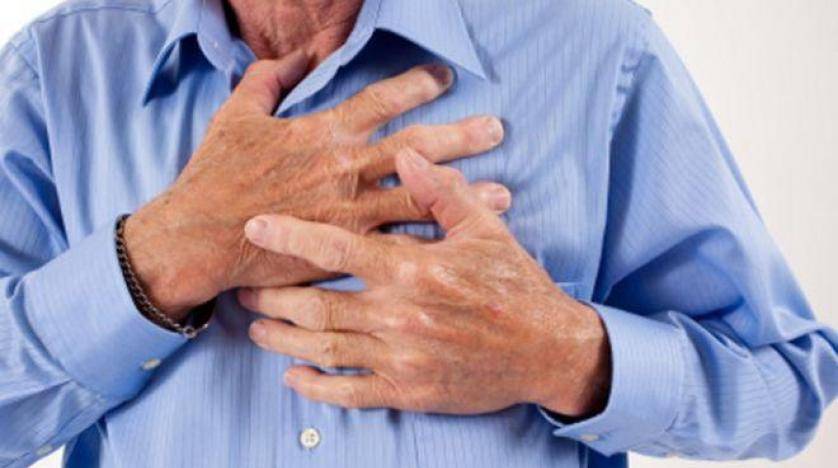 عند الاشتباه في أزمة قلبية... خطوات قد تنقذ حياة المصاب