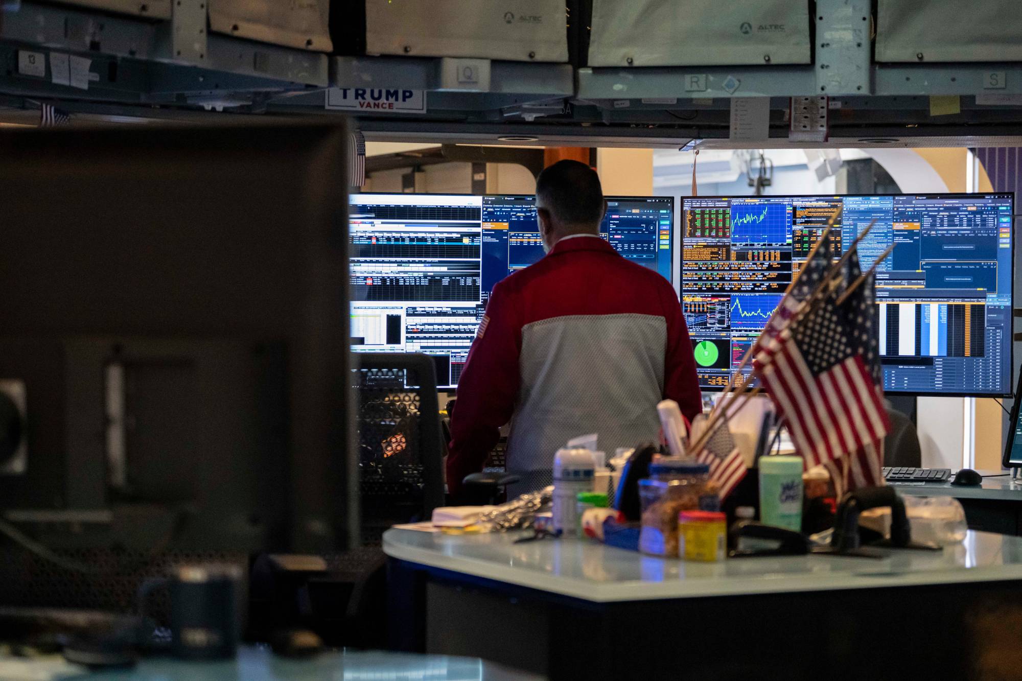 «وول ستريت» قرب مستوياتها القياسية مع استمرار تقلبات أسعار النفط