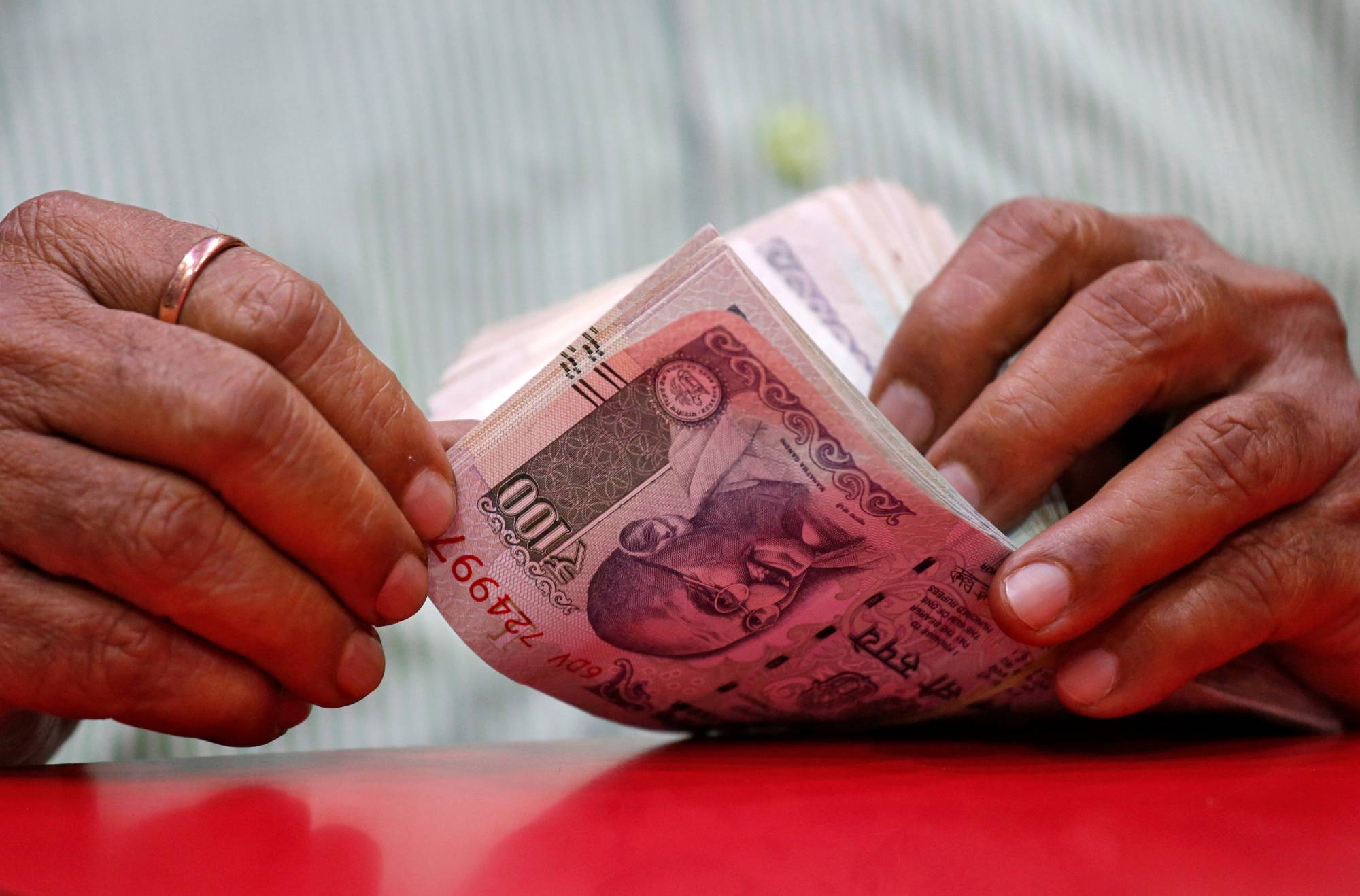 الروبية الهندية تهبط إلى أدنى مستوى في 3 أسابيع