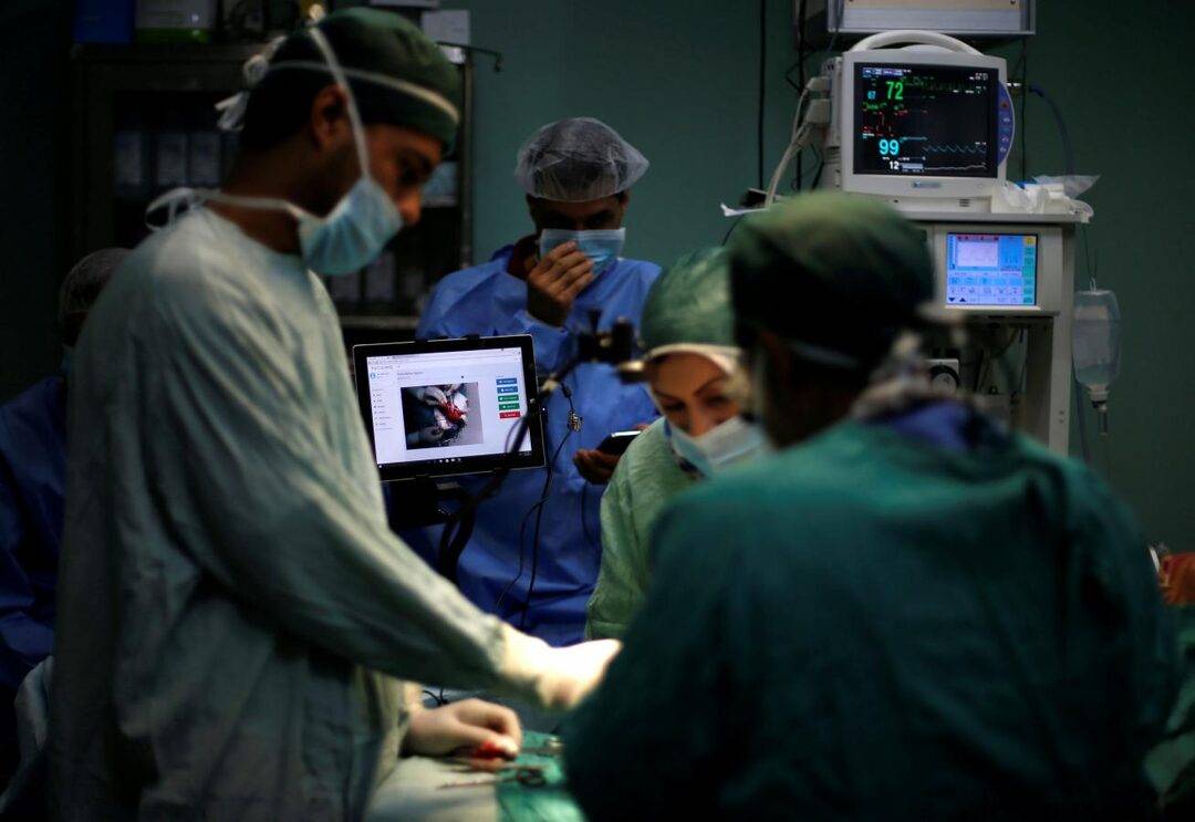 نجاح أول عملية استئصال ورم دماغي بمساعدة الذكاء الاصطناعي