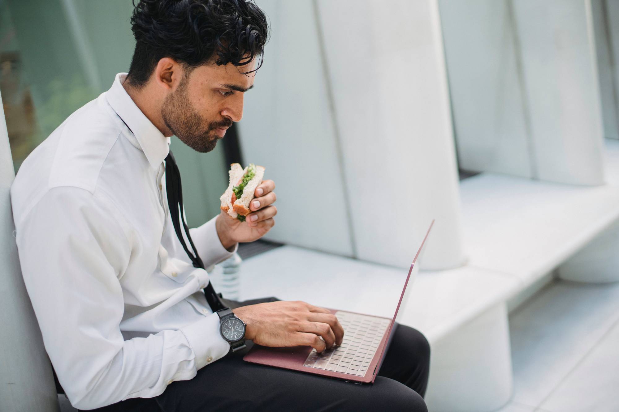 لوحة مفاتيحك قد تتحول إلى «مطعم للبكتيريا»... احذر هذه العادة