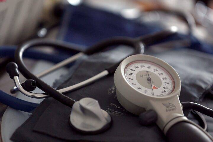 ما أسباب اختلاف أعراض النوبة القلبية بين الرجال والنساء؟