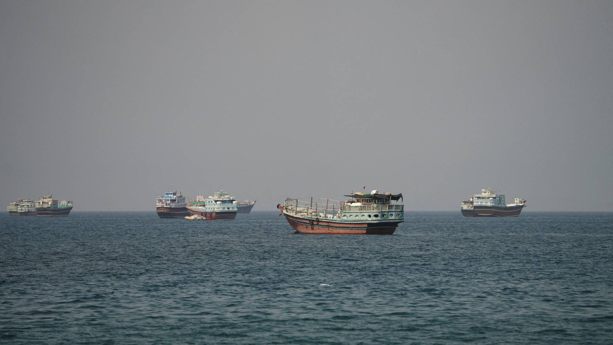 النفط دون 98 دولاراً بعد أنباء عن عودة خط «شرق-غرب» السعودي وفتح مضيق هرمز