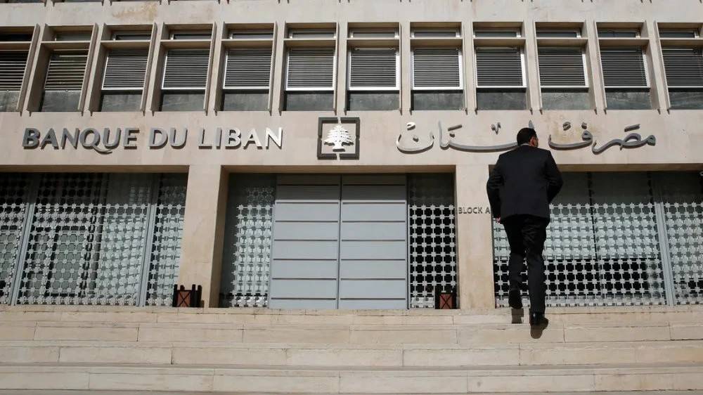 «المركزي» اللبناني يلاحق «المشبوهين» بتبديد أمواله واحتياطه الدولاري