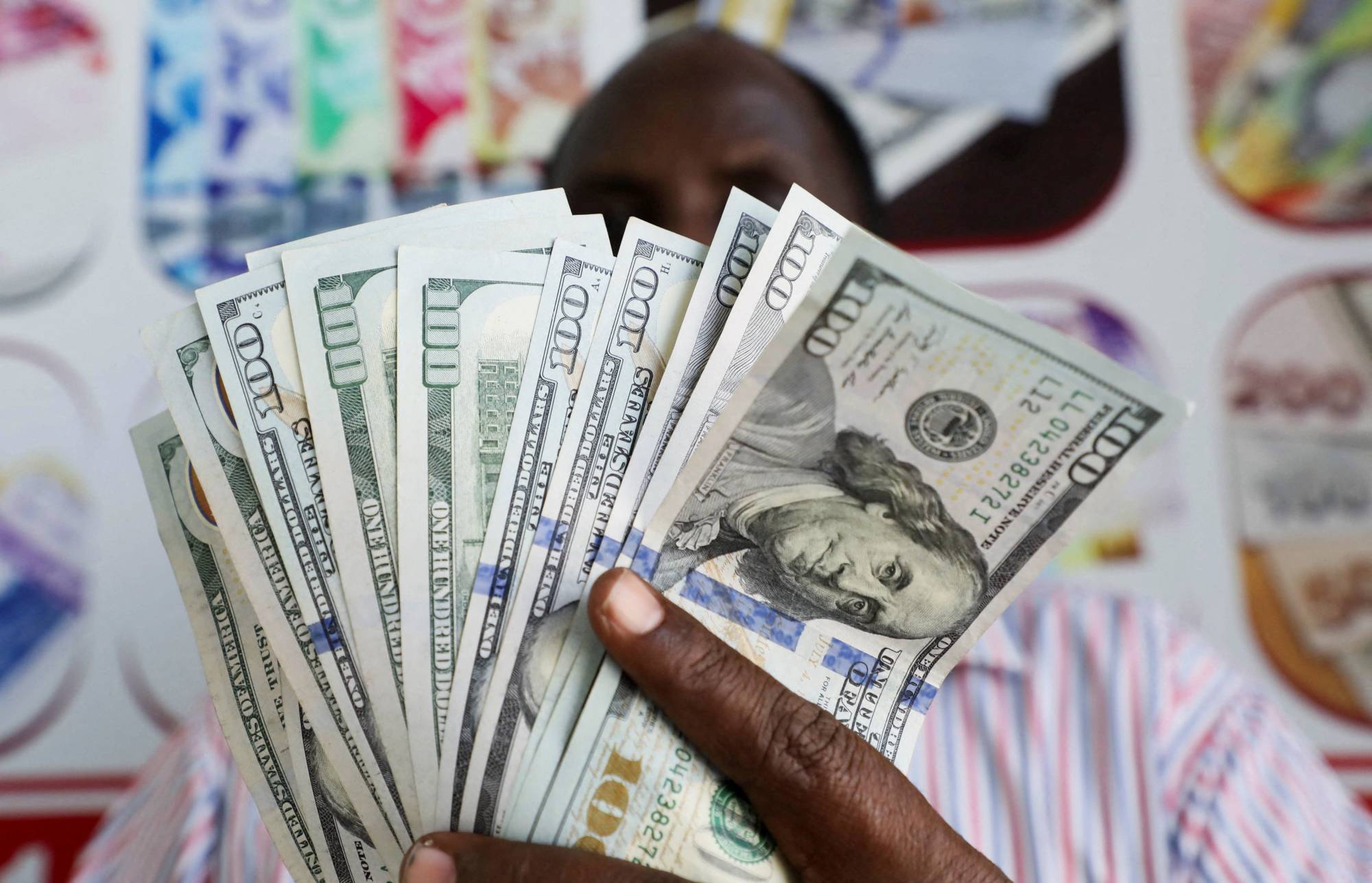 الدولار يقترب من أعلى مستوى في شهرين مع صعود النفط