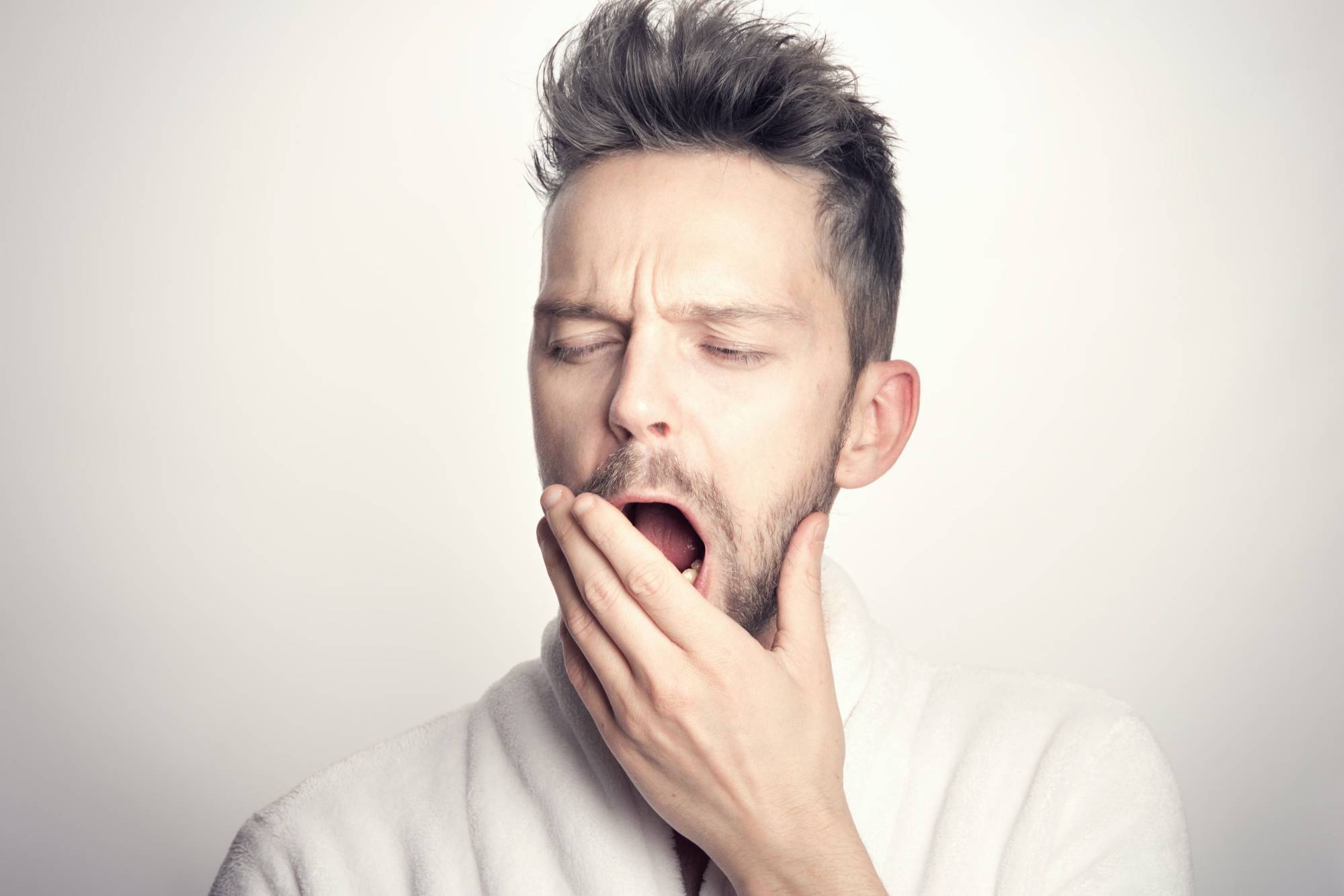 حين يصبح التثاؤب مُعدياً... كيف يفسر العلماء هذه الظاهرة؟