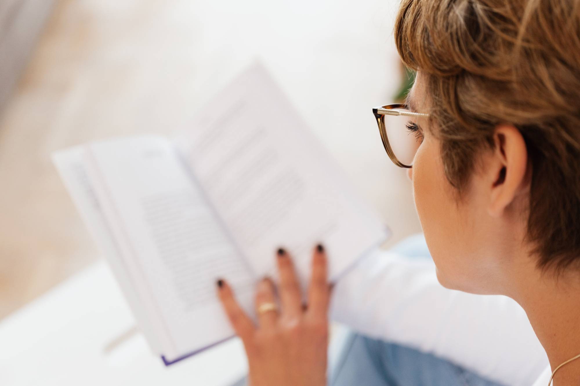 بعد سن الأربعين... 7 علامات تكشف عن حاجتك إلى نظارات القراءة