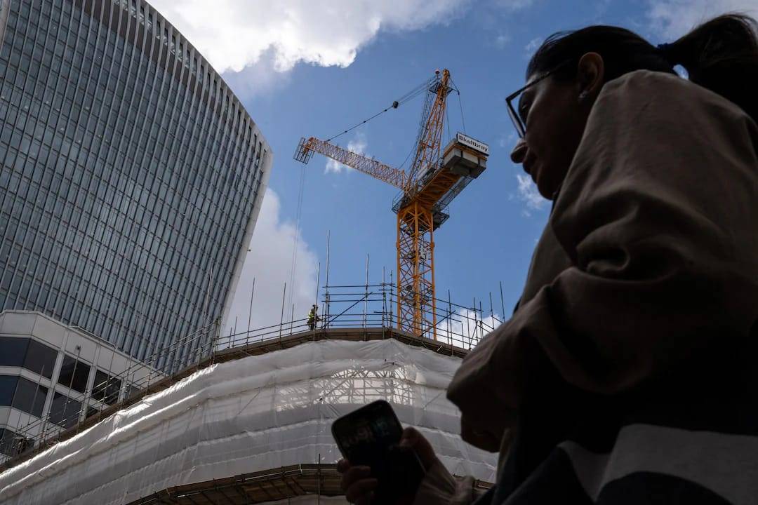 تباطؤ انكماش قطاع البناء البريطاني إلى أدنى وتيرة منذ يناير