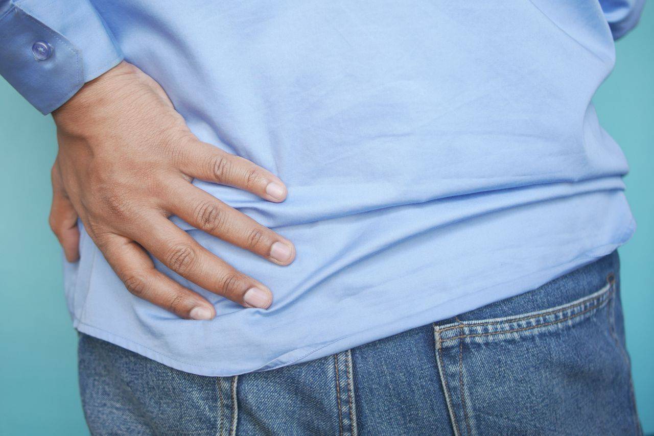 ألم أسفل الظهر بعد الجلوس طويلاً... 6 حلول من دون أدوية