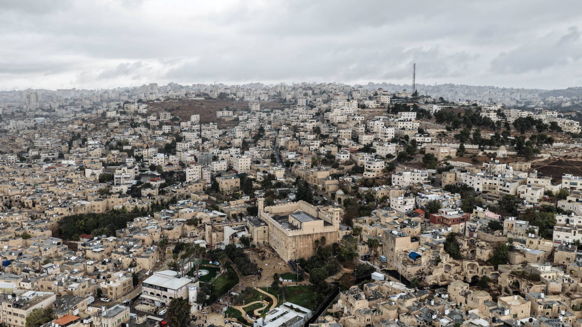 الحرب في قلب الخليل... 500 مستوطن يقاسمون آلاف الفلسطينيين تفاصيل الحياة