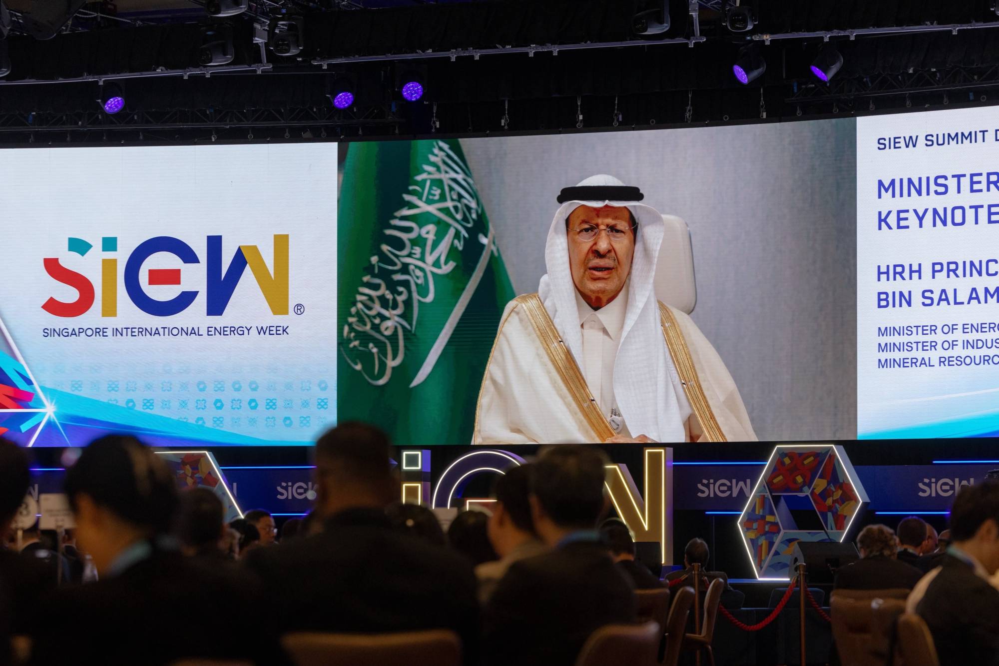 السعودية وسنغافورة ترتبان لتخزين النفط الخام بدءاً من 2027