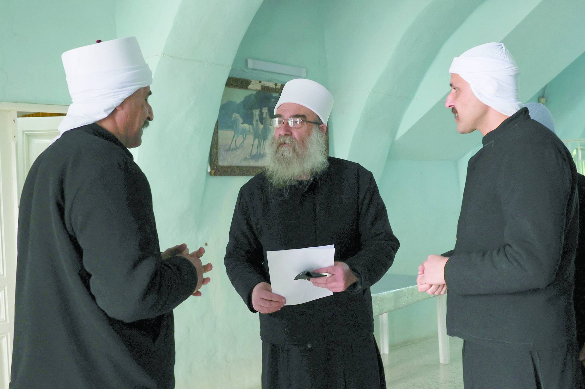 Dürzi cemaatinin ruhani liderlerinden Şeyh Hikmet el-Hicri, 20 Şubat'ta Suveyda'da cemaatinin üyeleriyle bir araya geldi. (Reuters)
