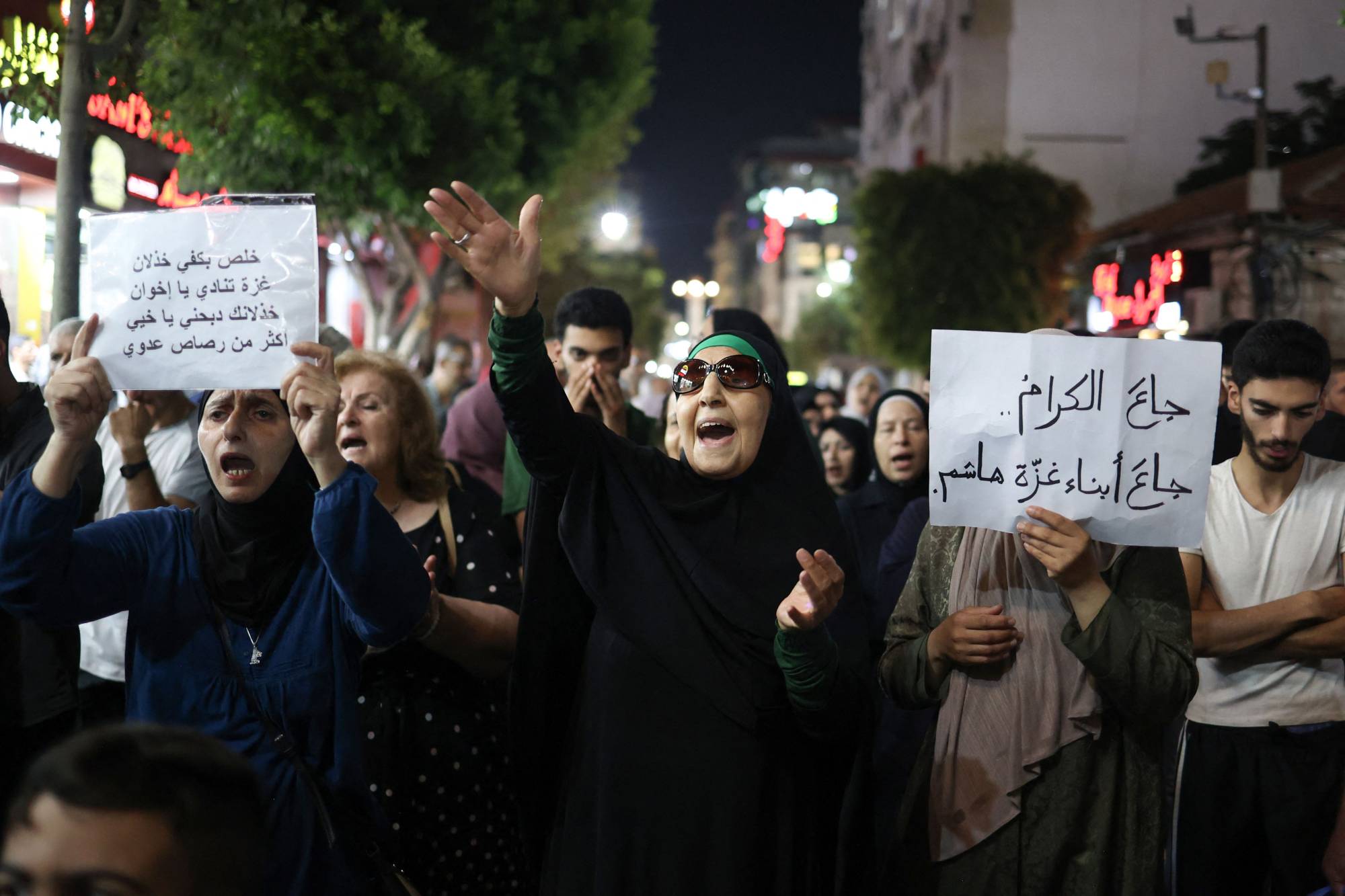 Batı Şeria'daki Ramallah sokaklarında dün Gazze Şeridi ile dayanışma amacıyla bir gösteri düzenlendi. (AFP)